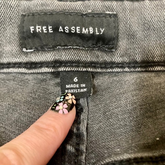 Free Assembly Women’s Jeans size 6 - Picture 2 of 6